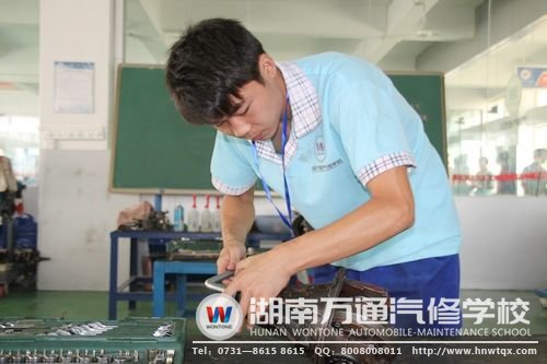 湖南萬(wàn)通學(xué)子掌握汽修技術(shù)，為投身汽修行業(yè)成為高薪族打下牢固基礎(chǔ)