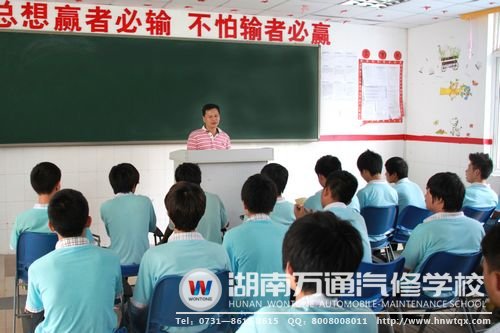 駕駛訓練員曹教練為同學們講述學駕駛事宜