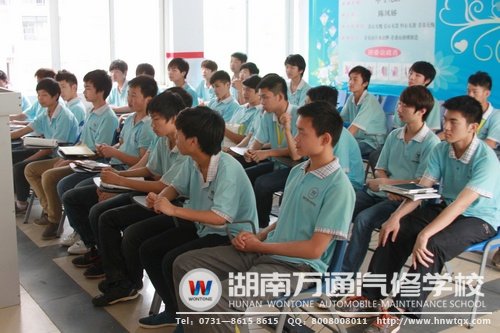 同學們認真聽著駕駛安全注意事項