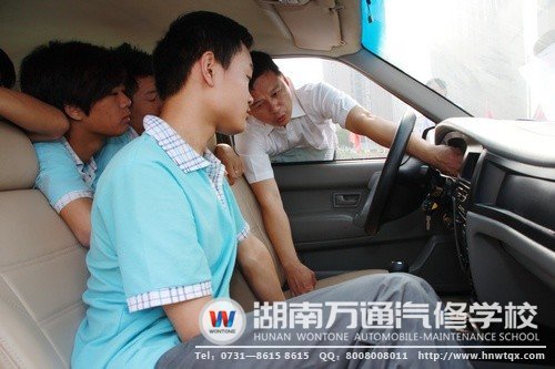 上車后，教練教導(dǎo)同學(xué)們正確&ldquo;坐車&rdquo;