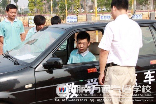 不懂就問(wèn)，中專9班的同學(xué)們向教練請(qǐng)教開車問(wèn)題