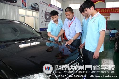 湖南萬通優(yōu)秀的老師，傳授給學(xué)子實用技能