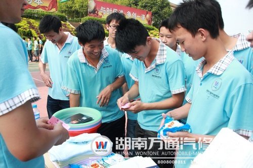 兌獎(jiǎng)處，獲得獎(jiǎng)品的同學(xué)很開(kāi)心