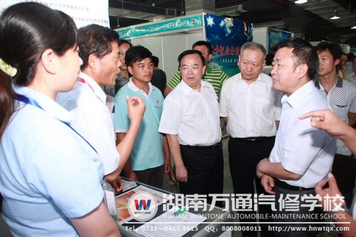 陳書記為省領(lǐng)導(dǎo)介紹學(xué)校相關(guān)情況（右一為謝勇，右二為胡伯俊，右三為劉正華）