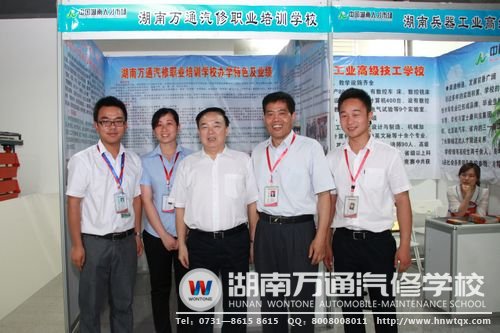 省人社廳領(lǐng)導(dǎo)劉正華（中間）與陳書記等各位老師合影