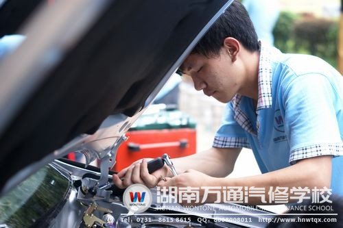 實(shí)訓(xùn)中的同學(xué)十分認(rèn)真