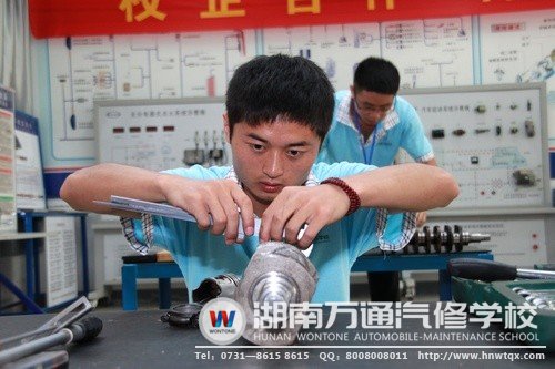 認(rèn)真操作的學(xué)子