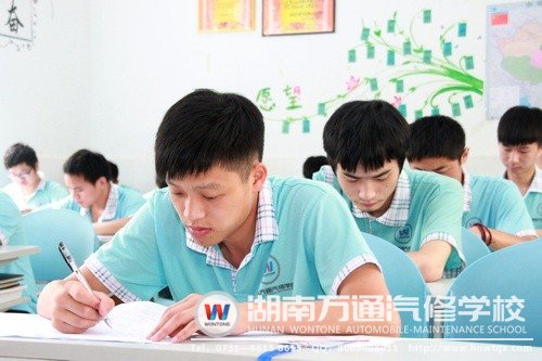 學(xué)子們認(rèn)真答題