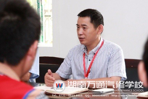 潘助理勉勵(lì)學(xué)子們利用勤工儉學(xué)的機(jī)會(huì)提升自我