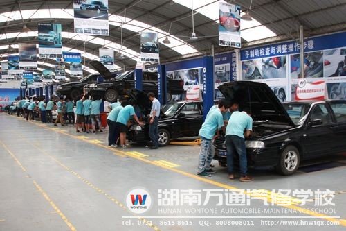 實(shí)踐多,才能學(xué)到扎實(shí)汽修技術(shù)(圖為湖南萬(wàn)通學(xué)子實(shí)訓(xùn)場(chǎng)景)