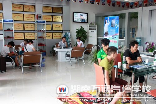 雖是中午，咨詢報名中卻依舊迎來了眾多學生家長