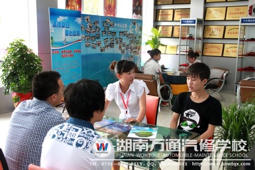 咨詢老師細心回答家長的疑問