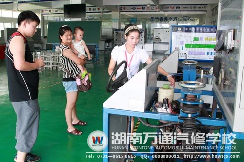 咨詢老師為學生和家長介紹實訓設備的相關(guān)情況