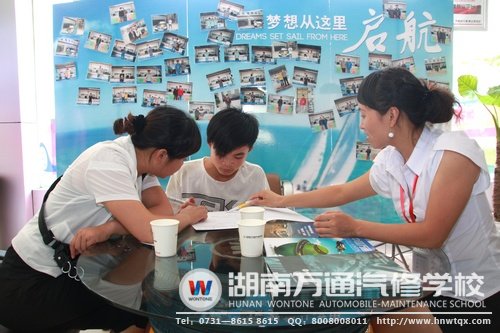 報名新生正在簽訂入學就業(yè)協(xié)議