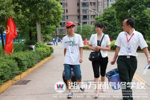 認真負責的班主任接待新生