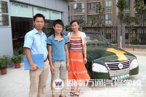 剛辦完入學手續(xù)的新生露出燦爛笑容