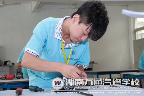 實際操作考場，學子們展現(xiàn)實踐真功夫