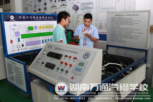 監(jiān)考老師與學子交流