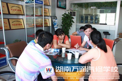 學(xué)子與家長(zhǎng)慕名前往湖南萬(wàn)通咨詢(xún)報(bào)名