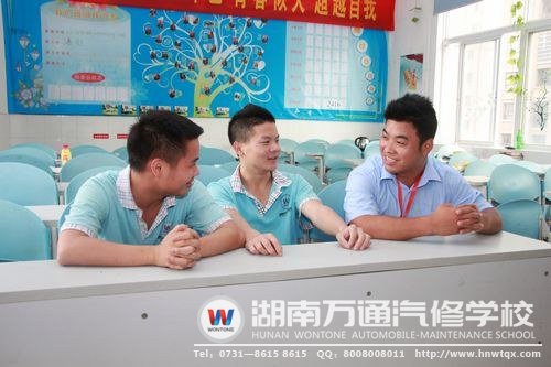 班主任謝老師與學生談心，及時排解學生的不良情緒