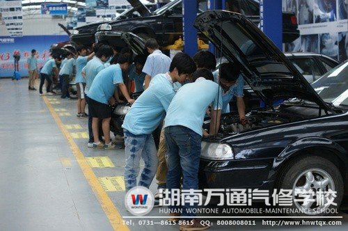 湖南萬(wàn)通注重學(xué)生實(shí)踐，是一所名符其實(shí)的專業(yè)汽修學(xué)校