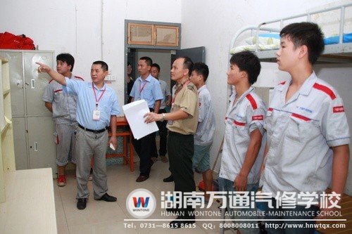 開班典禮前，潘助理檢查學生宿舍