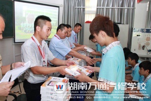 潘助理為同學們頒發(fā)平板電腦