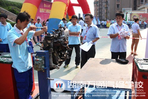 第四屆汽修技能大賽中的學(xué)子們