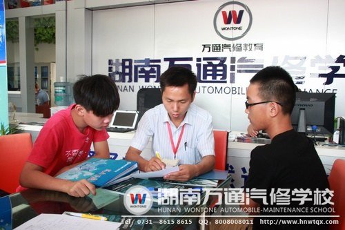 班主任給新生講解入學后的一些注意事項