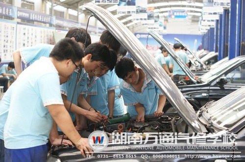 湖南萬通學(xué)子在科學(xué)合理的專業(yè)課程設(shè)置下，掌握扎實(shí)專業(yè)技能