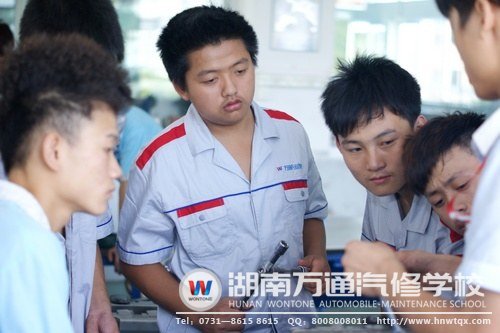 程吳鵬很認(rèn)真的在聽(tīng)老師講課