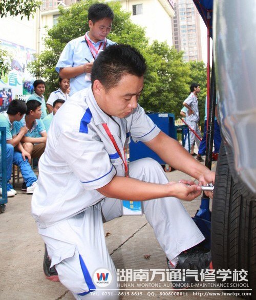 輪胎拆裝比賽，這位帥哥選手十分賣力