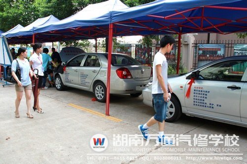 學(xué)生和家長參觀校企陽光實(shí)訓(xùn)地帶