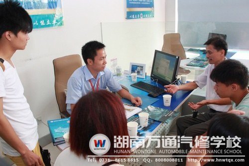 班主任也加入了咨詢隊(duì)伍