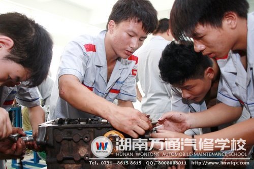 中專16班的新生們在實踐課上，積極動手