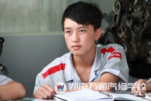 理論課上，新生們也絲毫不馬虎。瞧，這位小帥哥聽得多認真！