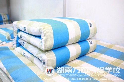 瞧，這就是95后新生們的&ldquo;豆腐塊&rdquo;作品！小小年紀(jì)的他們還沒有接受過軍訓(xùn)的鍛煉，就已經(jīng)如此會(huì)疊&ldquo;豆腐塊&rdquo;了，贊一個(gè)！