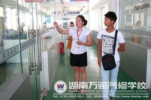 咨詢老師介紹實(shí)訓(xùn)中心上課的相關(guān)規(guī)范與要求