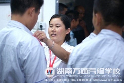 學(xué)子報(bào)名后，班主任細(xì)心為他們佩戴學(xué)生證