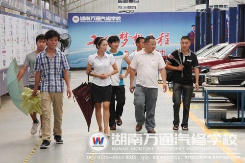 在汽車維修中心，咨詢老師介紹學(xué)校分層教學(xué)與的成果導(dǎo)向教學(xué)法