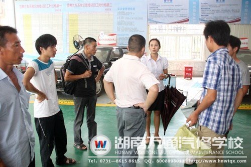 在高級(jí)轎車實(shí)訓(xùn)中心，咨詢老師給學(xué)生及其家人講述要學(xué)習(xí)的課程