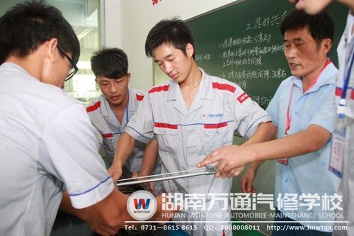 吳國強(qiáng)正在進(jìn)行實(shí)踐操作