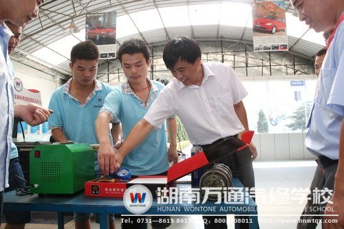 闞教授在實(shí)訓(xùn)中心與同學(xué)們交流