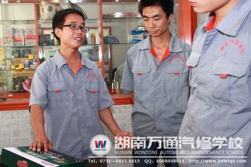 創(chuàng)業(yè)之星周偉(左一)