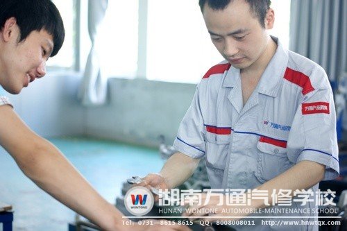 白浩杰與同學(xué)一起小組實訓(xùn)