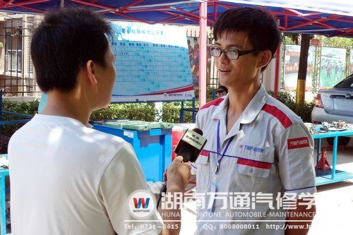 唐文海同學接受電視臺采訪