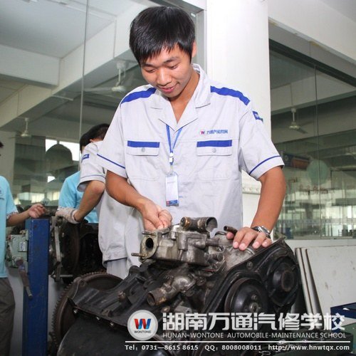 覃海波學習十分認真