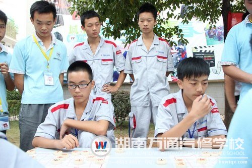 比賽引得同學(xué)們紛紛觀看