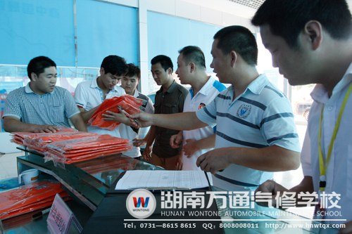 參賽選手報道完畢 承辦方為選手分發(fā)參賽服裝