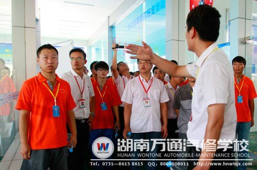 參賽師生和裁判參觀比賽賽場